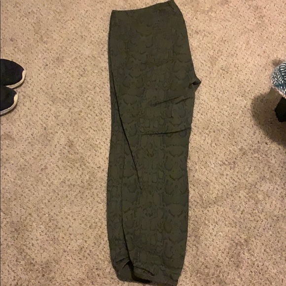 Army green snake skin designed jeggings - Picture 3 of 5